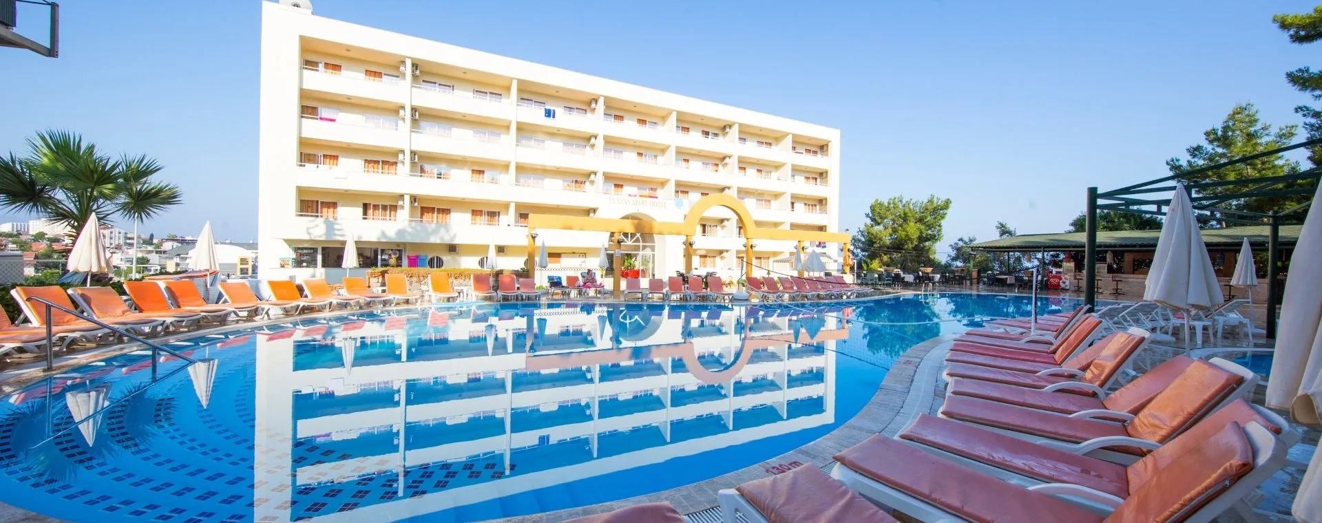 Tuntaş Family Suites Kuşadası yüzme havuzu ve süit binası