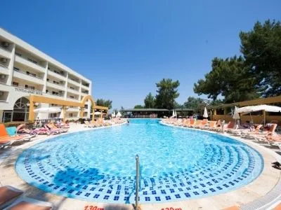 Family Suites açık yüzme havuzu