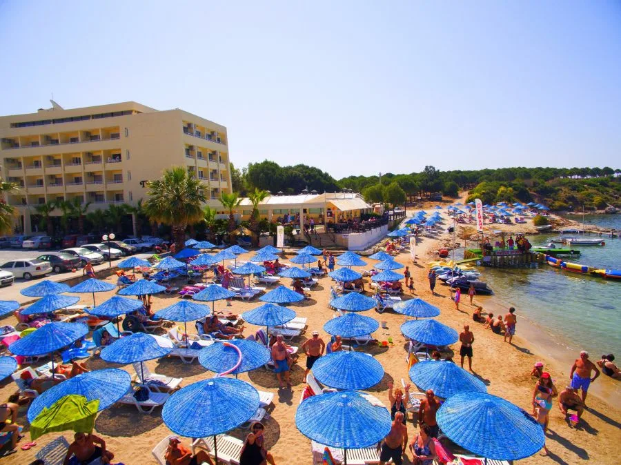 Tuntaş Beach Hotel Altınkum sahili ve otel binası