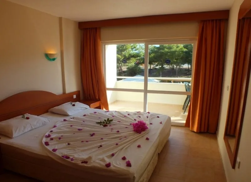 Family Suites havuz manzaralı süitin yatak odası